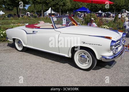 Borgward, Baujahr 1961, weißes klassisches Cabriolet mit rotem Interieur bei einer Veranstaltung, Oldtimer Classic, Gala International Concours d'Elegance Stockfoto
