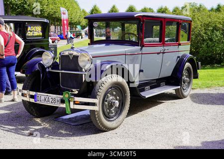 Grauer Oldtimer auf einer Outdoor-Ausstellung, Oldtimer Classic, Gala International Concours d'Elegance Schwetzingen 2025, Deutschland Stockfoto