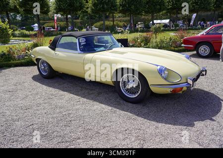 Gelber klassischer Sportwagen im Freien an einem sonnigen Tag, Oldtimer Classic, Gala International Concours d'Elegance Schwetzingen 2025, Deutschland Stockfoto