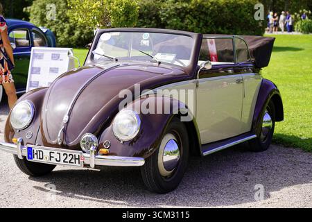 Braun und Beige Volkswagen Beetle Cabrio im Freien, Oldtimer Classic, Gala International Concours d'Elegance Schwetzingen 2025 Stockfoto