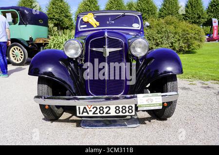 Vorderansicht eines blauen Oldtimer, glänzendes klassisches Design mit gelbem Band auf der Windschutzscheibe, Oldtimer Classic, Gala International Concours d'Eleganc Stockfoto