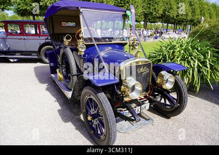 Blauer Oldtimer mit Messingdetails auf einer Außenausstellung, Oldtimer Classic, Gala International Concours d'Elegance Schwetzingen 2025, Keim Stockfoto