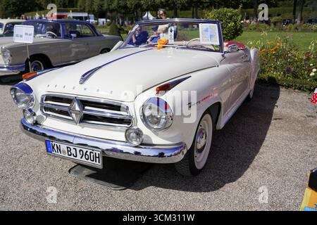 Borgward, Baujahr 1961, weißer Classic Cabriolet Oldtimer mit auffälligem Chromdesign, Oldtimer Classic, Gala International Concours d'E Stockfoto