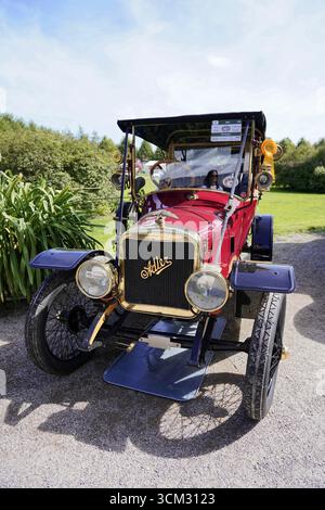 Alter roter Oldtimer mit klassischen Details auf einer Outdoor-Ausstellung, Oldtimer Classic, Gala International Concours d'Elegance Schwetzingen 2025, Deutschland Stockfoto