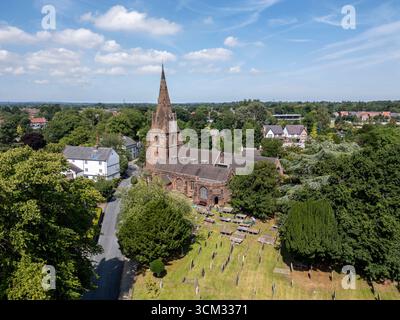 St. Mary’s Church mit umliegendem Friedhof in Eastham Village, Wirral, Merseyside, England Stockfoto