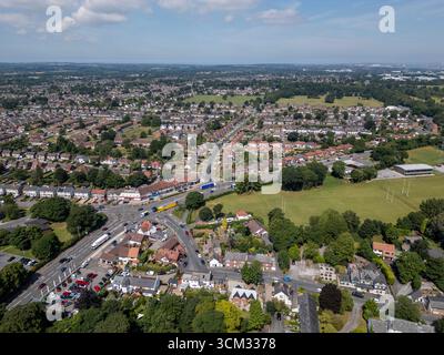 Aus der Vogelperspektive zeigt das Dorf Eastham in Wirral, Merseysdie, England Stockfoto