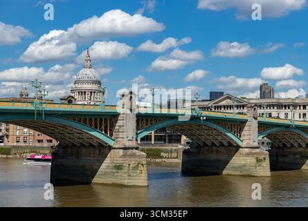 Ein Bild von der Southwark Bridge, mit der St. Paul's Cathedral, die darüber hinausragt. Stockfoto