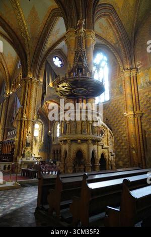 Matthiaskirche, Innenansicht, Buda, Budapest, Ungarn, Europa, prächtiges Kircheninnere mit kunstvollem Orgelbereich und detaillierten Möbeln Stockfoto