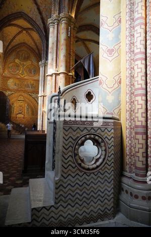 Matthiaskirche, Innenansicht, Buda, Budapest, Ungarn, Europa, detaillierte Kanzel mit dekorativen Mustern in einer Kirche Stockfoto