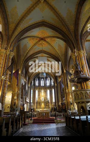 Matthiaskirche, Innenansicht, Buda, Budapest, Ungarn, Europa, erhabenes Kircheninnere mit beeindruckenden hohen Gewölben und einer Atmosphäre voller Hist Stockfoto
