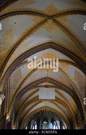 Matthiaskirche, Innenansicht, Buda, Budapest, Ungarn, Europa, prachtvoll dekorierte Decke mit goldener Dekoration und gotischem Bogenmuster in einem c Stockfoto