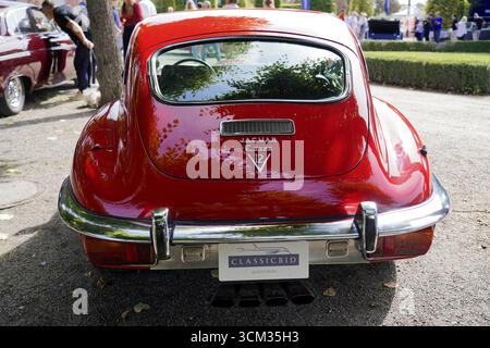 Jaguar E-Type Serie III V12 Linkslenkung, Baujahr 1972, Heck eines roten Jaguar E-Type mit Chromverkleidung und klassischem Design, Oldtimer Classic, Gala I Stockfoto