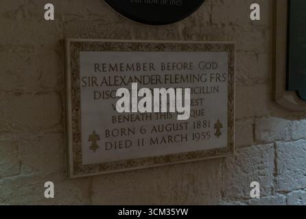 Ein Bild der Tafel von Sir Alexander Fleming in der Krypta der St. Paul's Cathedral, London. Stockfoto