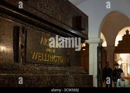Ein Bild des Grabes von Arthur Wellesley, 1. Duke of Wellington, in der Krypta der St. Paul's Cathedral, London. Stockfoto