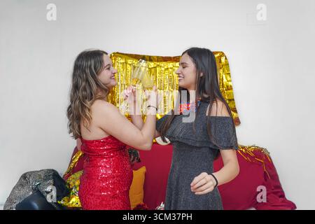 Freunde feiern Silvester mit Champagner Stockfoto