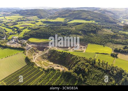 Luftaufnahme, Steinbruch Deutsche Asphalt GmbH - Asphaltmischwerk Westenfeld, bewaldete Hügellandschaft, Westenfeld, Sundern, Sauerland, Nordrhein-Westp Stockfoto