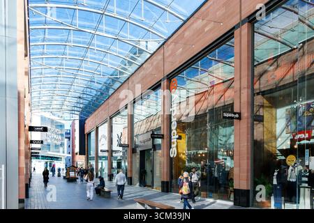 Modernes Prinzessin Hey Einkaufszentrum mit Glasdecke und Geschäften, Leute gehen entlang des überdachten Gehwegs exeter devon Stockfoto