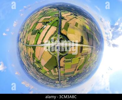 Luftaufnahme, Autobahnkreuz Werl, Autobahn A44 und Autobahn A445, Formen und Farben, Kugel, Fischaugenaufnahme, 360-Grad-Aufnahme, winzige Welt, Werl, Ruhr Stockfoto