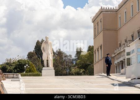 Athen, Griechenland. Statue von Eleftherios Venizelos, Staatsmann und Premierminister Griechenlands, neben dem hellenischen Parlamentsgebäude in Syntagma S. Stockfoto