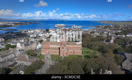 Aus der Vogelperspektive von Kirkwall vom Bignold Park bis zur Uferpromenade, Orkney Islands, Schottland Stockfoto