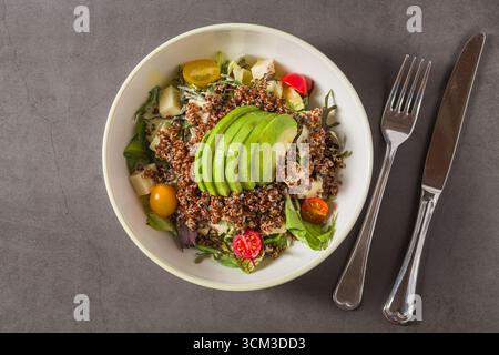 Frischer Quinoasalat mit Avocado, Kirschtomate und gemischtem Gemüse Stockfoto