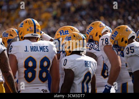 September 2025, Morgantown, WV, USA: 13. September 2025: Pitt Huddle während der West Virginia University Mountaineers (WVU) gegen die University of Pittsburgh Panthers in Morgantown, WV im Milan Puskar Stadium. Bradley Martin/scheinbare Media Group (Kreditbild: © AMG/AMG Via ZUMA Press Wire) NUR REDAKTIONELLE VERWENDUNG! Nicht für kommerzielle ZWECKE! Stockfoto
