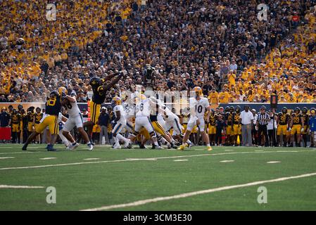 September 2025, Morgantown, WV, USA: 13. September 2025: Eli Hostein während der West Virginia University Mountaineers (WVU) vs University of Pittsburgh Panthers in Morgantown, WV im Milan Puskar Stadium. Bradley Martin/scheinbare Media Group (Kreditbild: © AMG/AMG Via ZUMA Press Wire) NUR REDAKTIONELLE VERWENDUNG! Nicht für kommerzielle ZWECKE! Stockfoto