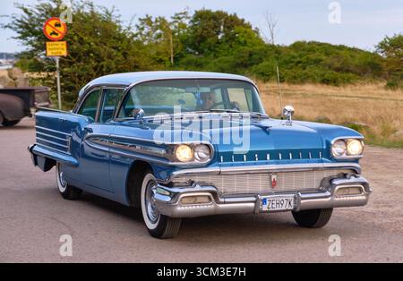 Helsingborg, Schweden; 12. August 2025: Vintage Blue 1958 Oldsmobile Coupé auf der Küstenstraße in der Nähe von Laröd. Stockfoto