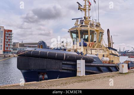 Helsingborg, Schweden; 12. August 2025: Modernes Schleppboot Svitzer Vestri im Hafen mit Stadthintergrund. Stockfoto