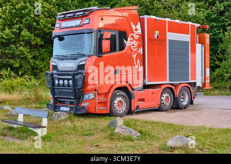Helsingborg, Schweden; 12. August 2025: Scania-Sicherheitsfahrzeug mit Aufpralldämpfer zum Schutz der Baustelle am Straßenrand abgestellt. Stockfoto