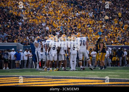 September 2025, Morgantown, WV, USA: 13. September 2025: Pitt huddles während der West Virginia University Mountaineers (WVU) gegen die University of Pittsburgh Panthers in Morgantown, WV im Milan Puskar Stadium. Bradley Martin/scheinbare Media Group (Kreditbild: © AMG/AMG Via ZUMA Press Wire) NUR REDAKTIONELLE VERWENDUNG! Nicht für kommerzielle ZWECKE! Stockfoto