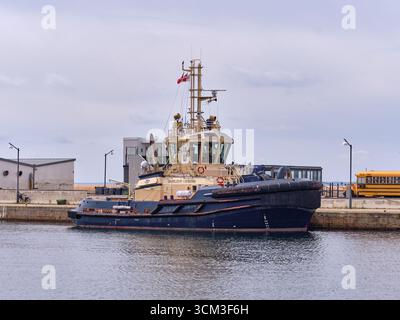 Helsingborg, Schweden; 12. August 2025: Moderner Schlepper Svitzer Vestri, der im Hafen mit sichtbaren maritimen Details ankert. Stockfoto
