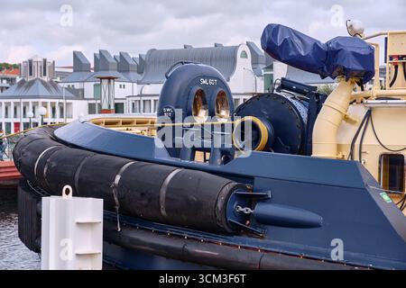 Helsingborg, Schweden; 12. August 2025: Schlepper Svitzer Vestri detaillierte Ansicht des Daches mit Seilwinde, Seilen, Kotflügelsystem und maritimer Ausrüstung. Stockfoto