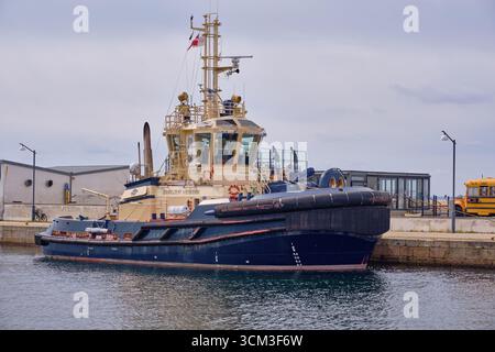 Helsingborg, Schweden; 12. August 2025: Moderner Schlepper Svitzer Vestri, der im Hafen mit sichtbaren maritimen Details ankert. Stockfoto