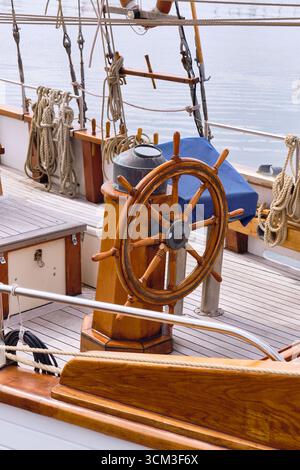 Helsingborg, Schweden; 12. August 2025: Details zum Ruder und zur Takelage eines alten Holzsegelbootes im Hafen von Helsingborg. Stockfoto