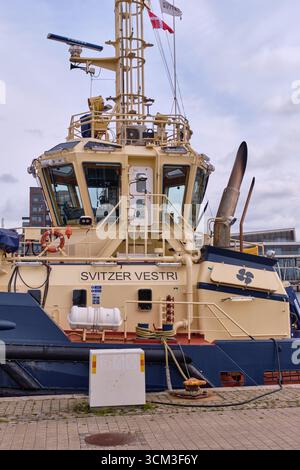 Helsingborg, Schweden; 12. August 2025: Schlepper Svitzer Vestri Nahaufnahme von Radhaus, Brücke und sichtbaren maritimen Details im Hafen. Stockfoto