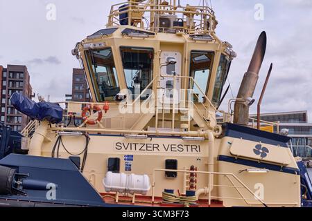 Helsingborg, Schweden; 12. August 2025: Schlepper Svitzer Vestri Nahaufnahme von Radhaus, Brücke und sichtbaren maritimen Details im Hafen. Stockfoto