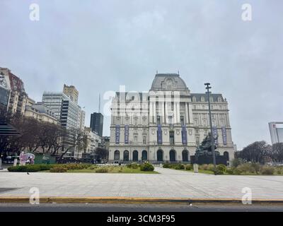 Großes neoklassizistisches Gebäude in Buenos Aires, Argentinien, mit kunstvollen Säulen, Bogenfenstern und symmetrischer Architektur an einem sonnigen Tag. Stockfoto