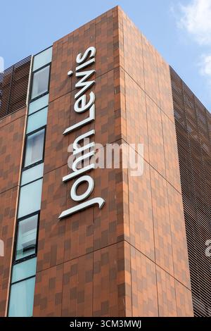 Ein modernes Gebäude mit terrakottafarbener Fliesenfassade mit markanten weißen „John Lewis“-Schildern und vertikalen Fenstern in Liverpool, Großbritannien. Stockfoto
