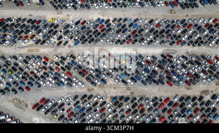 Eine Luftaufnahme eines großen Autohauses im Freien mit Reihen geparkter Fahrzeuge in verschiedenen Farben und Modellen auf der Copart-Werft in York, Großbritannien. Stockfoto