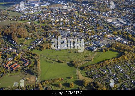 Luftaufnahme, Wiesengebiet Wullener Feld Pferdebachtal für geplante Gartenfläche, links Christopherus-Hof mit neuem Kräutergarten, Wohngebiet Ros Stockfoto
