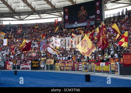 Stadio Olimpico, Rom, Italien. September 2025. Fußball der Serie A; Roma gegen Turin; Romas-Fans zeigen ihre Farben Credit: Action Plus Sports/Alamy Live News Stockfoto