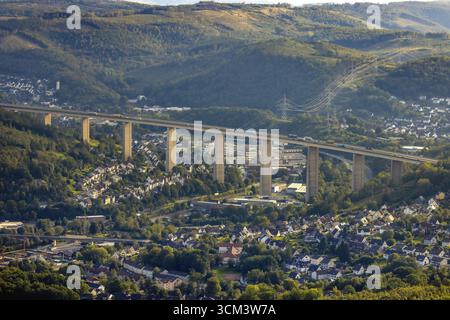 Luftbild, Autobahnbrücke Siegtaler Brücke der A45 Sauerlandlinie, geplanter Ersatzbau 2027, Blick auf Siegen, Waldgebiet wi Stockfoto