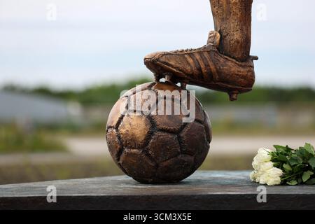 Fußball 1. Bundesliga 3. Spieltag FC Bayern München - Hamburger SV am 13.09.2025 in der Allianz Arena in München Franz Kaiser Beckenbauer Statue vor der Allianz Arena DFL-Vorschriften verbieten jede Verwendung von Fotografien als Bildsequenzen und/oder Quasi-Video. Foto: Revierfoto Credit: ddp Media GmbH/Alamy Live News Stockfoto