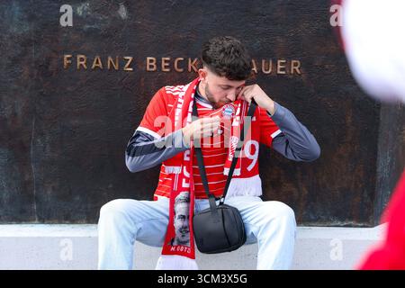 Fußball 1. Bundesliga 3. Spieltag FC Bayern München - Hamburger SV am 13.09.2025 in der Allianz Arena in München Franz Kaiser Beckenbauer Statue vor der Allianz Arena DFL-Vorschriften verbieten jede Verwendung von Fotografien als Bildsequenzen und/oder Quasi-Video. Foto: Revierfoto Credit: ddp Media GmbH/Alamy Live News Stockfoto