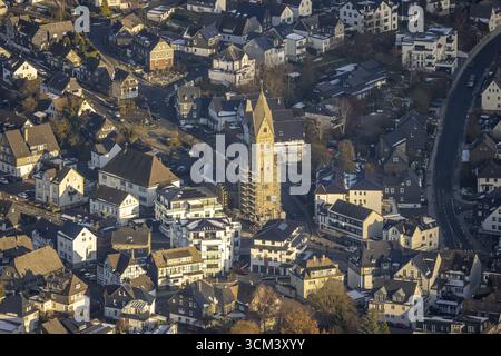Luftaufnahme, Kirchturmsanierung der Nikolaikirche, Wohngebiet im Stadtzentrum, Olsberg, Sauerland, Nordrhein-Westfalen, Deutschland Stockfoto