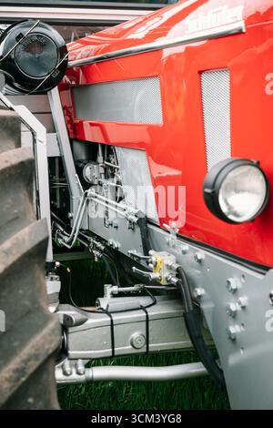 Vorderachse und Motorhaube eines roten Schlüter-Traktors bei einer Zusammenkunft historischer landwirtschaftlicher Traktoren in Hallbergmoos, Bayern, Deutschland Stockfoto
