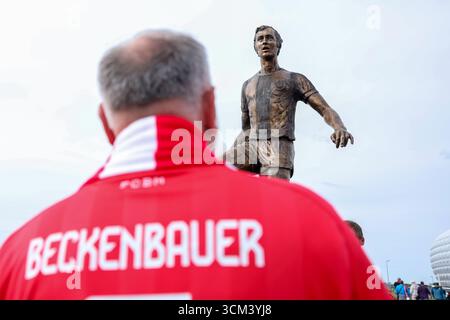 Fußball 1. Bundesliga 3. Spieltag FC Bayern München - Hamburger SV am 13.09.2025 in der Allianz Arena in München Franz Kaiser Beckenbauer Statue vor der Allianz Arena DFL-Vorschriften verbieten jede Verwendung von Fotografien als Bildsequenzen und/oder Quasi-Video. Foto: Revierfoto Credit: ddp Media GmbH/Alamy Live News Stockfoto