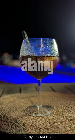 Dunkler Rum, Cola, Eis, Keil, Stroh Stockfoto