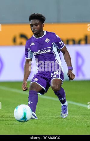 Florenz, Italien. September 2025. Tariq Lamptey von ACF Fiorentina in Aktion während der Serie A Enilive Match zwischen ACF Fiorentina und SSC Napoli im Stadio Artemio Franchi am 13. September 2025 in Florenz (Italien) Credit: Giuseppe Maffia/Alamy Live News Stockfoto
